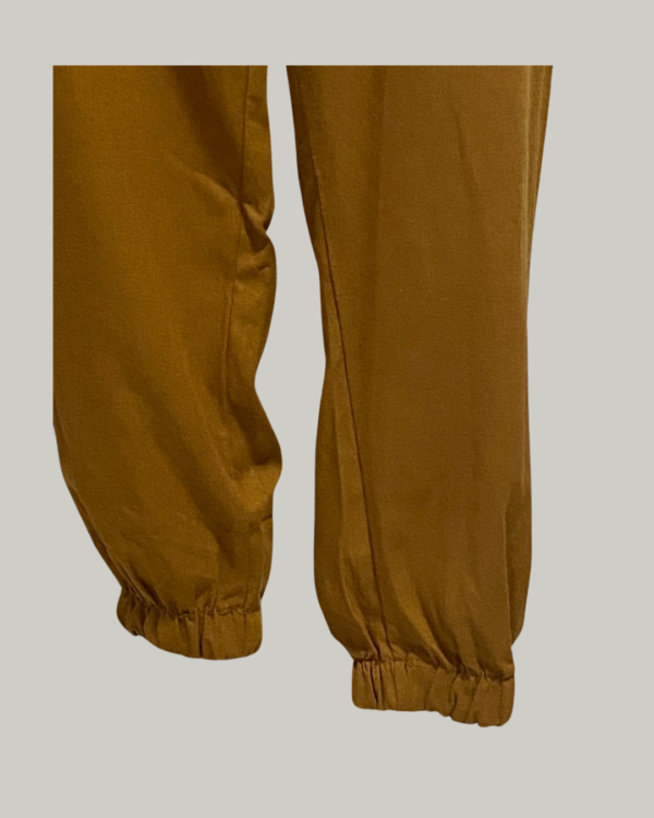 CALÇA CARGO LINHO CARAMELO - Image 5