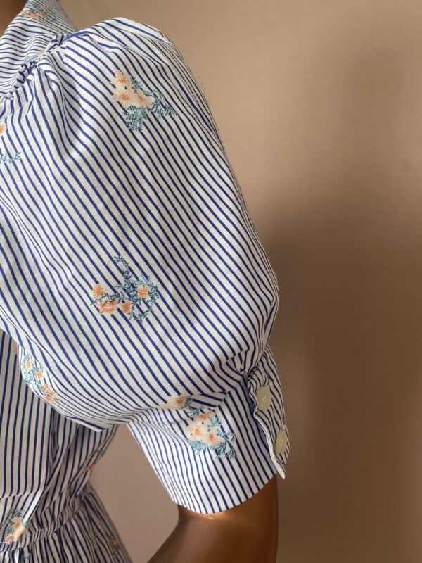 VESTIDO DE LISTRA AZUL E BRANCO CURTO - Image 2